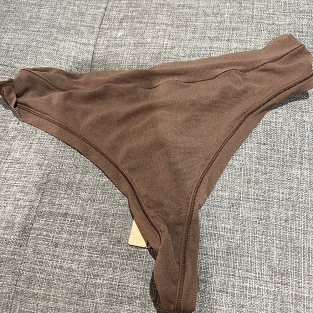Skims Summer Mesh Dipped Thong - Picture 6 of 9